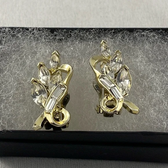 Vintage Pell gold tone clip earrings with rhinestones in Art Deco design - Picture 4 of 4